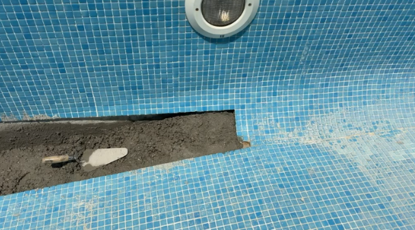 Reparação de piscina em curso