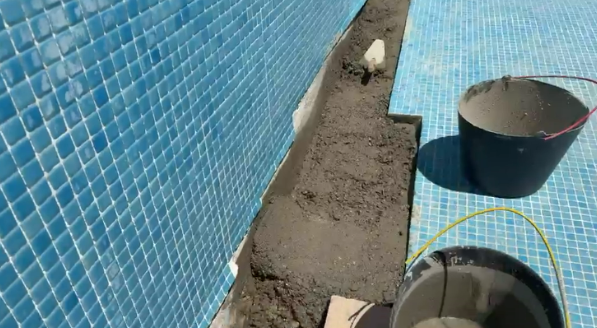 Aplicação de material na reparação da piscina