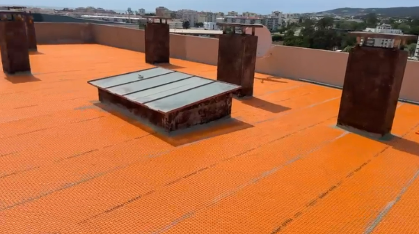 Impermeabilização em execução no terraço